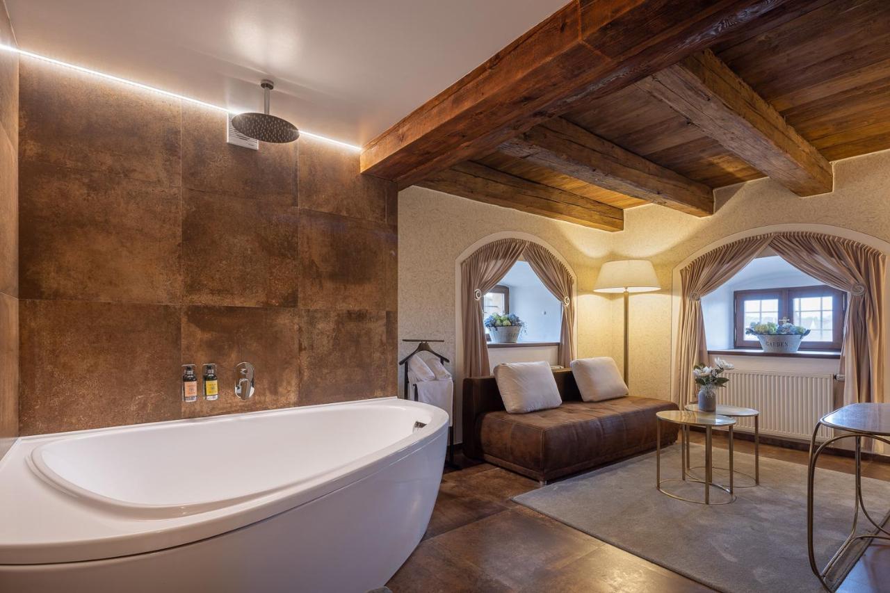 Pytloun Chateau Ctenice 4* פראג